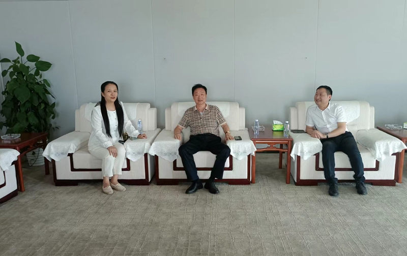 岳氏集團(tuán)董事長岳平安、北京中郵鴻運董事副總黃貴斌拜訪中展航空