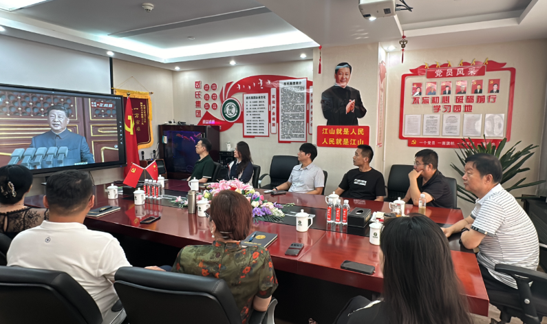 岳氏集團組織觀看抗戰(zhàn)勝利閱兵，愛國情懷激蕩人心